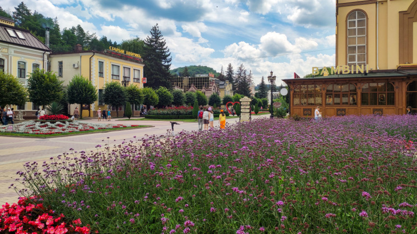 Прогулка по Курортному бульвару Кисловодска в ясный день