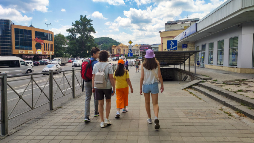 Группа молодежи прогуливается по Кисловодску в солнечный день