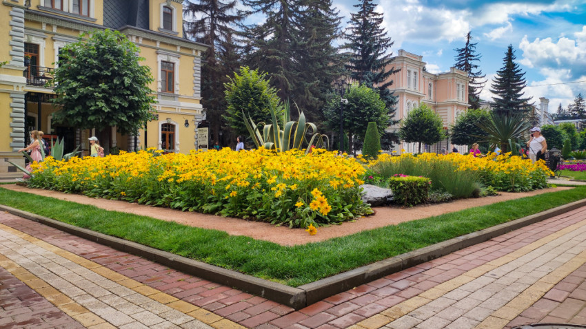 Цветущий Курортный бульвар Кисловодска в ясный день