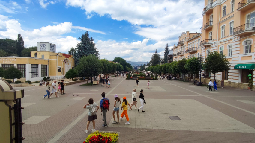 Курортный бульвар в Кисловодске в солнечный день с гуляющими людьми