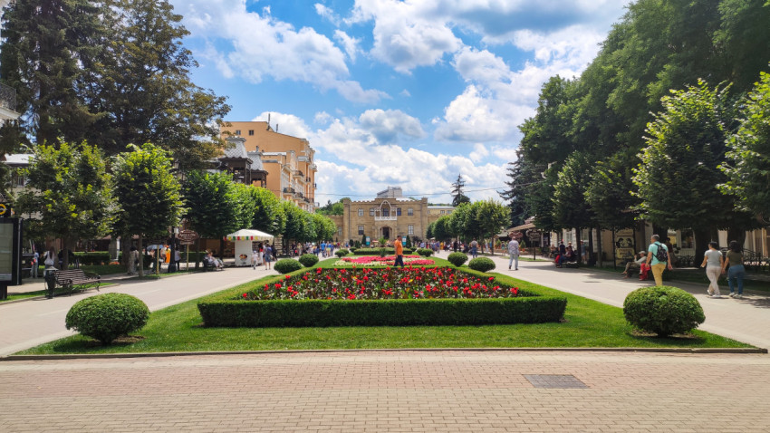 Курортный бульвар Кисловодска в ясный солнечный день