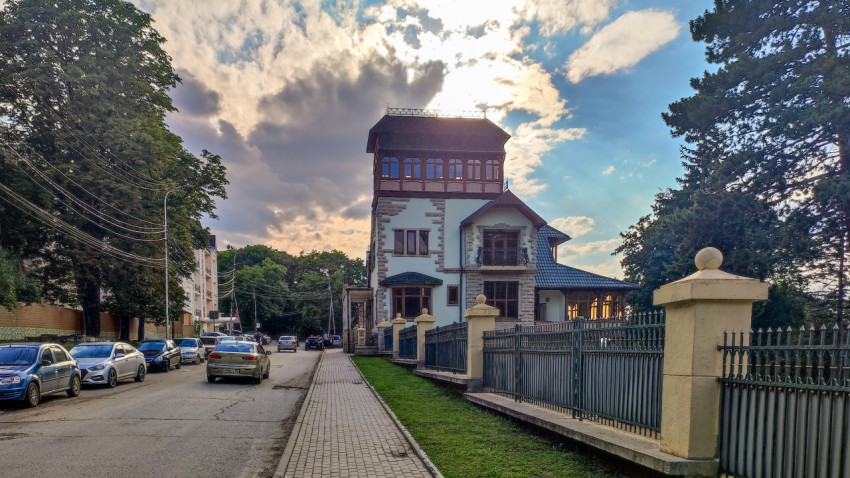 Дача Цатурова в Кисловодске с красивым небом