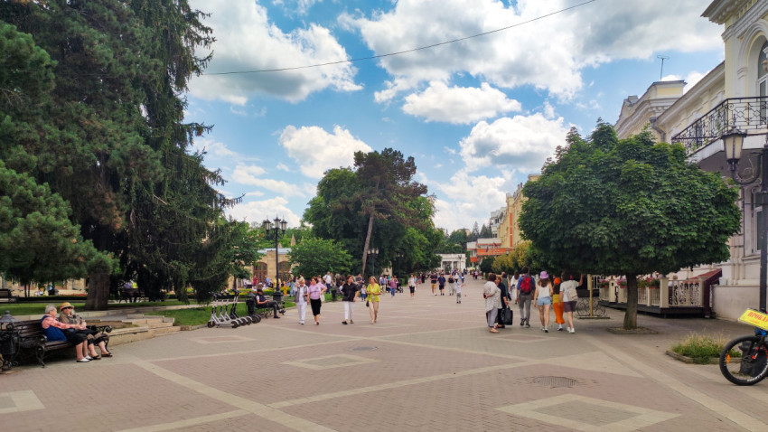Пешеходная улица Курортный бульвар в Кисловодске в солнечный день