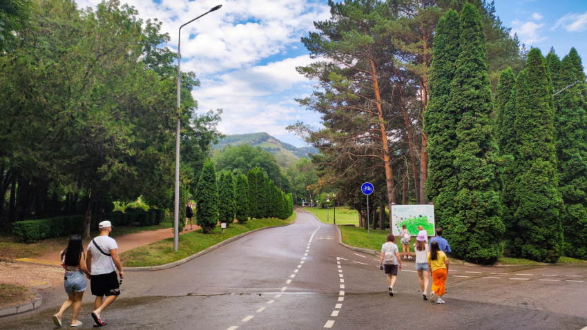 Пешеходная тропа в парке Кисловодска