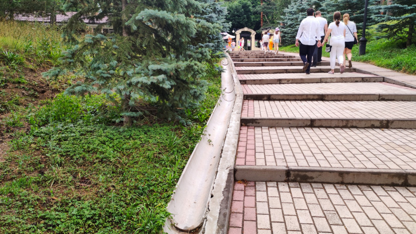 Прогулка по лестнице в парке Кисловодска в летний день