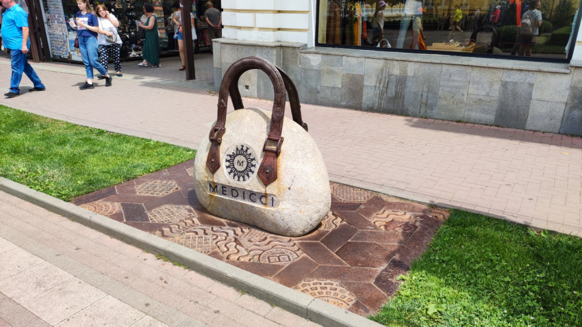 Камень в форме сумки на Курортном бульваре Кисловодска