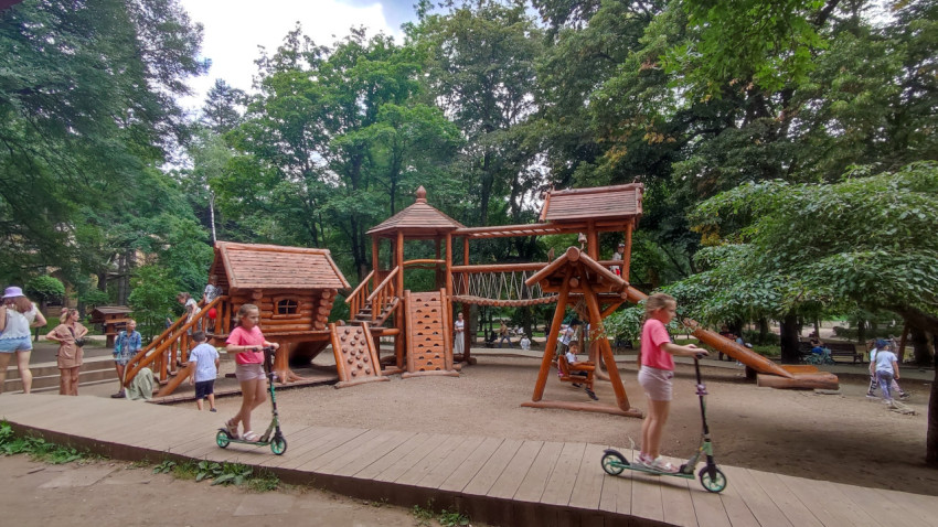 Детская площадка Лукоморье в парке Кисловодска в летний день