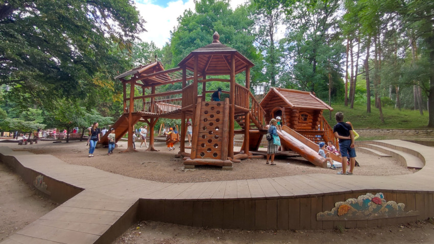 Детская площадка в Национальном парке Кисловодскаd Lukomorye in Kislovodsk Park