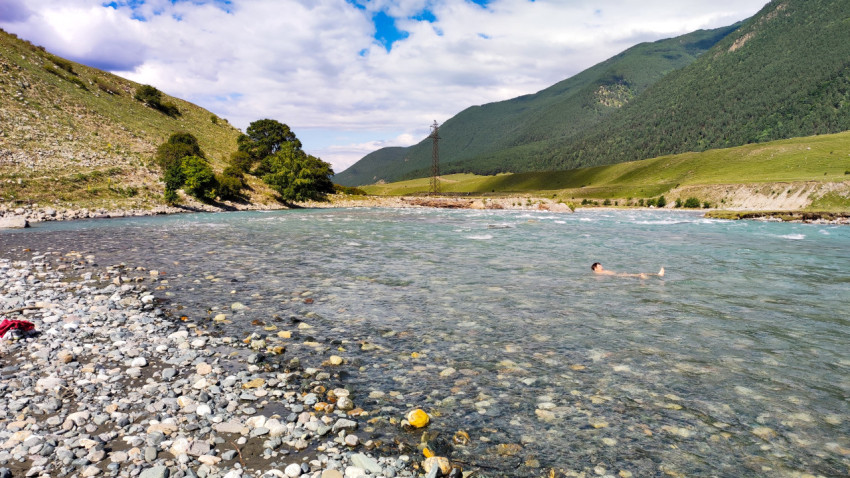 Летний день на реке, купание в горной местности