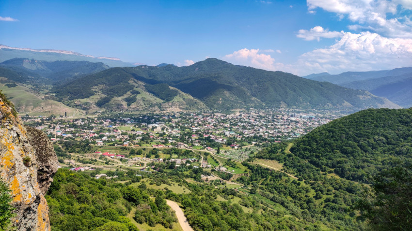 Село имени Коста Хетагурова в Карачаево-Черкесии с видом на горы
