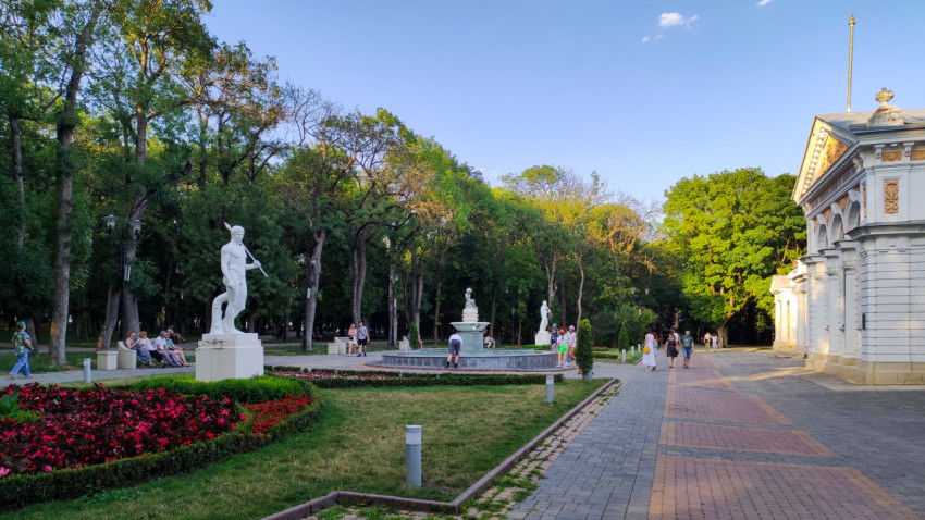 Летний день в Ессентукском парке с фонтаном и статуями