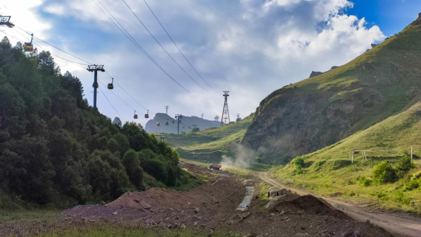 Строительство в Приэльбрусье на фоне горной природы