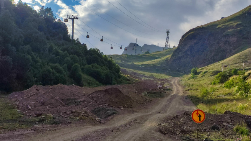 Горная местность с канатной дорогой и ухабистой тропой