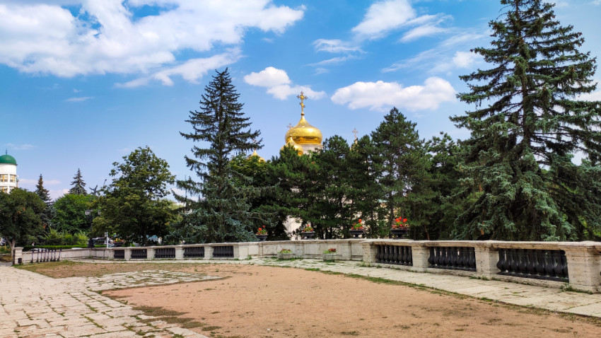 Парк в Пятигорске с видом на золотые купола церкви