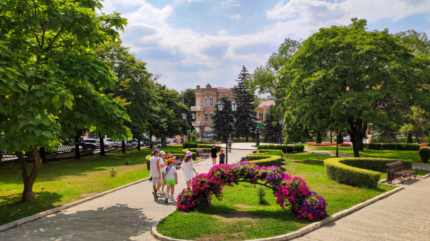 Прогулка в парке Пятигорска в солнечный день