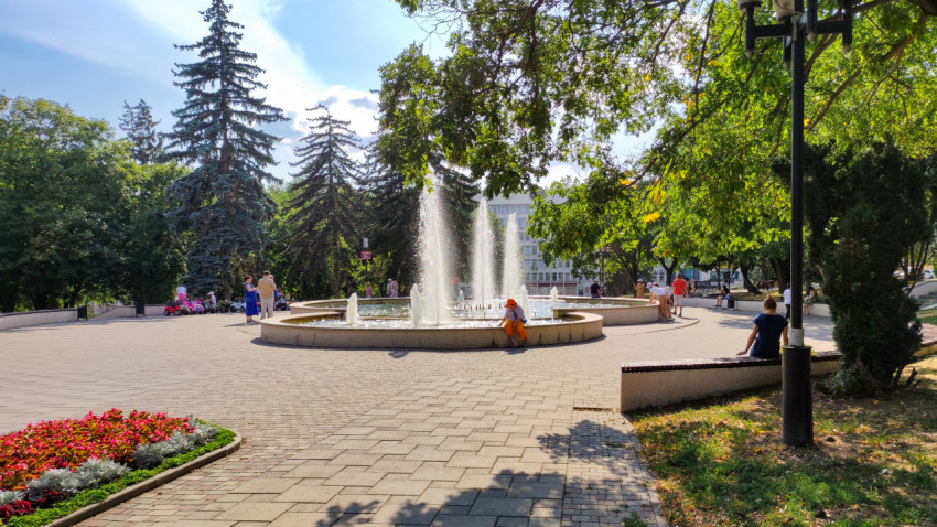 Фонтан в центре площади Ленина в Пятигорске в солнечный день