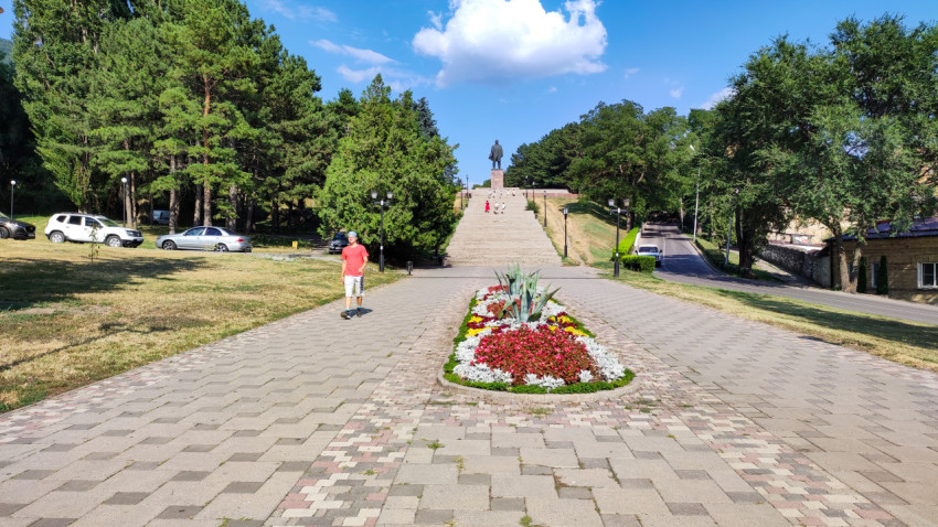 Площадь Ленина в Пятигорске с цветочной клумбой и памятником