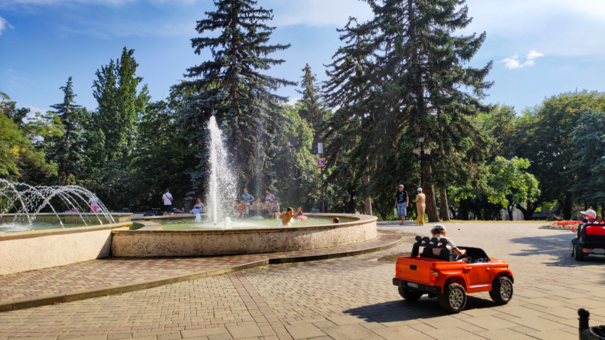 Фонтан на площади Ленина в Пятигорске в солнечный день