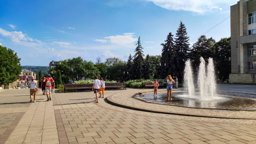 Городская площадь с фонтаном в Пятигорске в солнечный день