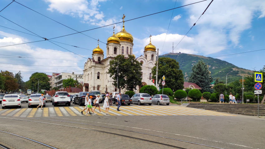 Спасский кафедральный собор в Пятигорске с золотыми куполами