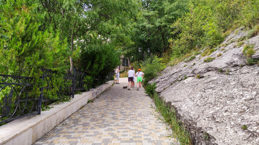 Пешеходная тропа на склоне Машука в Пятигорске