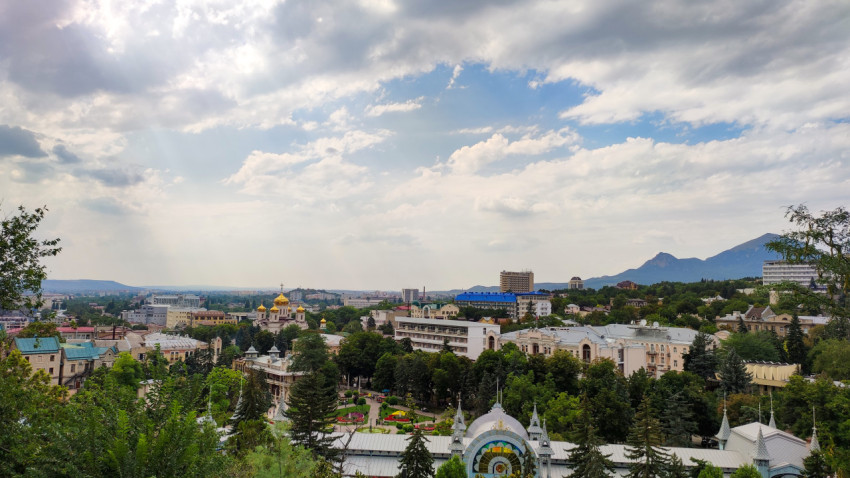 Панорама Пятигорска с высотными зданиями и горами на фоне