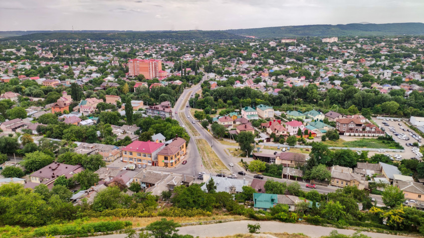 Пейзаж города Пятигорск с жилыми зданиями и дорогой на переднем плане