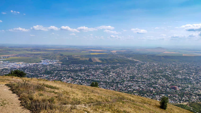 Панорама города Пятигорска с зелеными территориями и зданиями