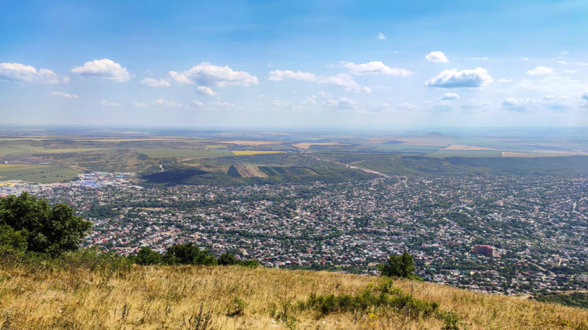 Пейзаж с видом на город Пятигорск и его зеленые зоны