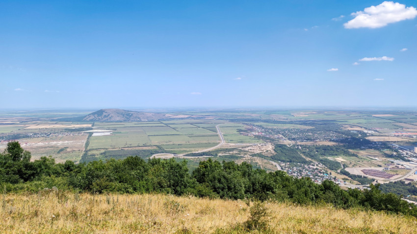 Панорама с горы Машук на поселки и зеленые поля