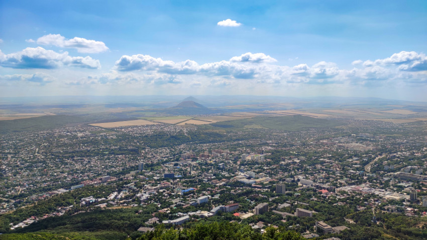 Панорамный вид на Пятигорск с зелеными насаждениями и зданиями