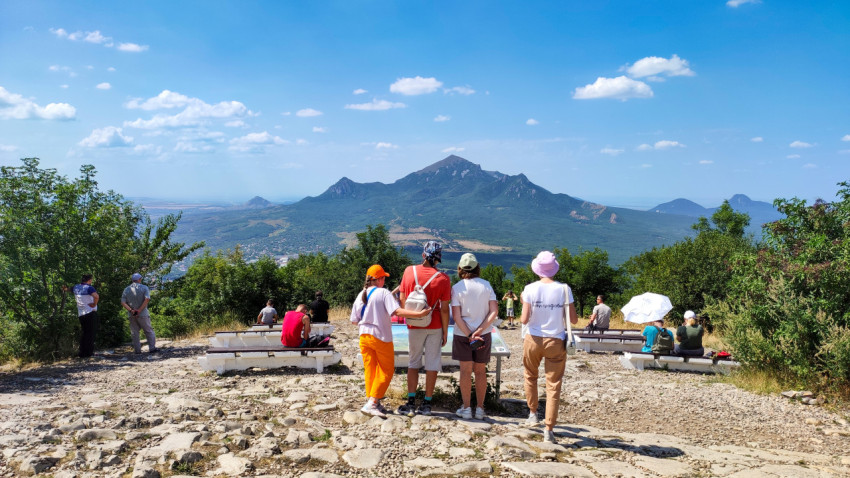 Панорама горы Бештау в Пятигорске