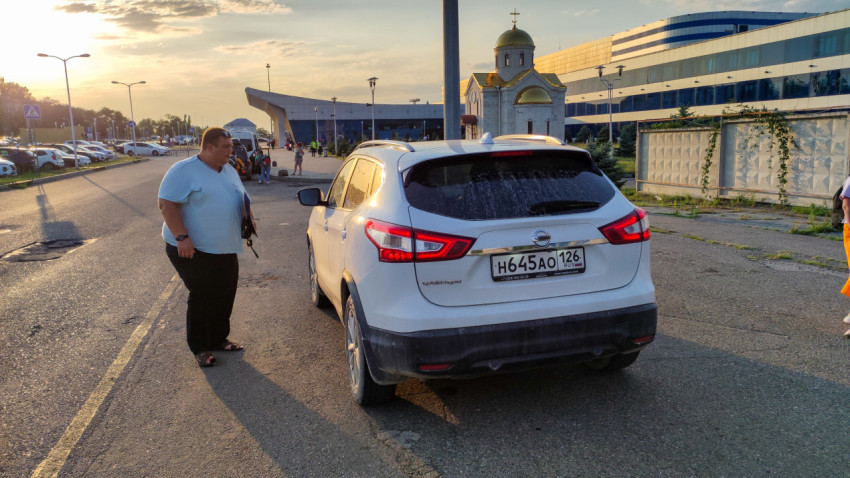 Белый Nissan Qashqai припаркован на улице