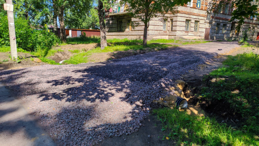 Гравийная дорога, ведущая во двор многоквартирного дома