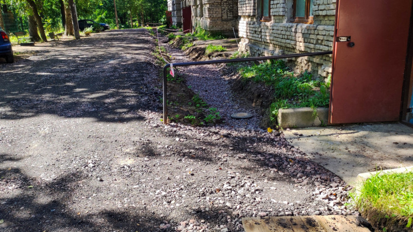 Гравийная дорога во дворе жилого дома