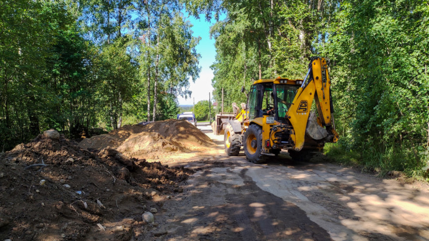 Экскаватор-погрузчик JCB 3 CX на строительной площадке в лесу
