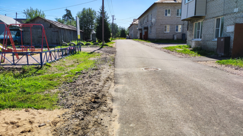 Новая асфальтированная дорога в жилом районе