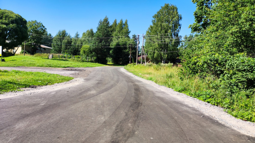 Свежеуложенная дорога в деревне