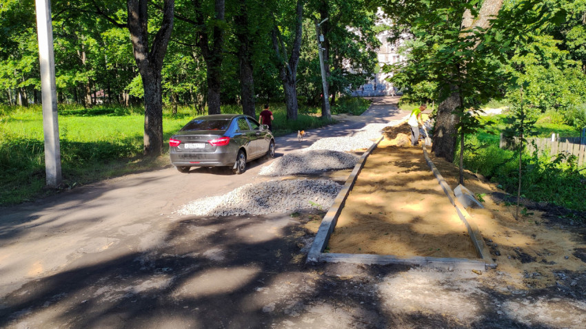 Строительство тротуара и дороги в сельской местности