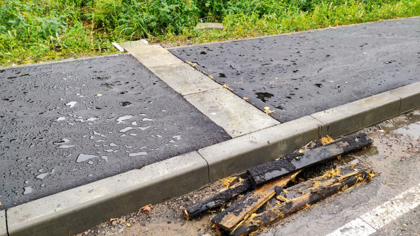 Система водоотведения на тротуаре рядом с дорогой
