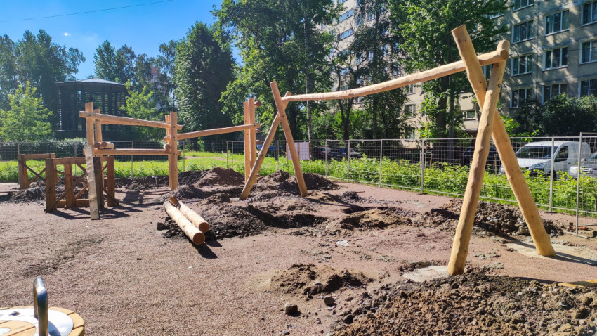 Детская площадка из деревянных брусьев в процессе строительства