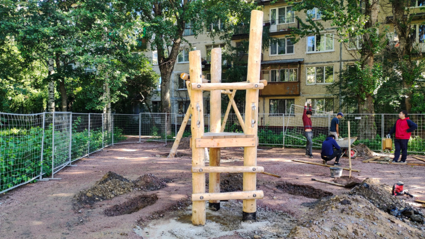 Детский игровой комплекс из дерева на строительном участке