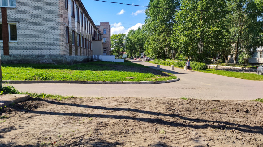 Городской двор с тротуарами и асфальтовым покрытием