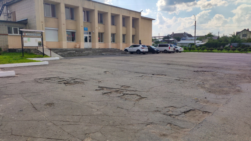 Участок парковки с поврежденным асфальтом рядом с ЦКиС Лаголово