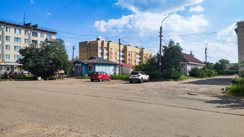 Городская улица с машинами, припаркованными на обочине