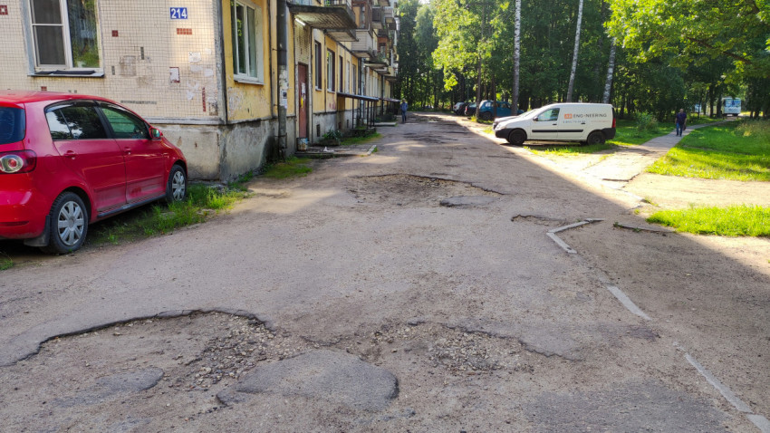 Дорожные ямы на асфальте во дворе жилого дома