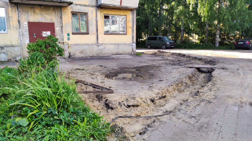 Строительные работы во дворе жилого дома