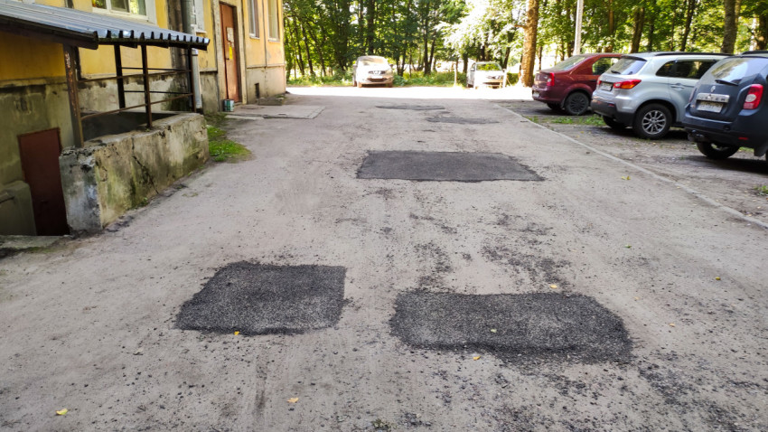Ремонт ям на дорожном покрытии во дворе жилого здания