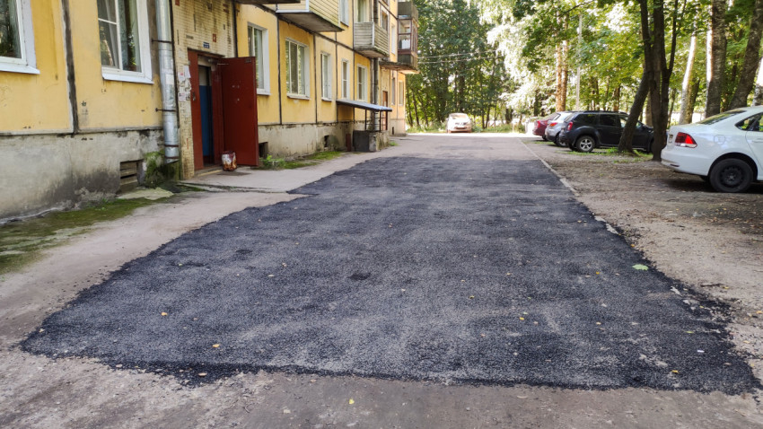 Обновленный асфальт во дворе жилого дома в тихом районе