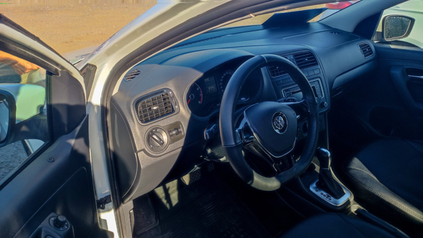 Интерьер Volkswagen polo с рулевым колесом и приборной панелью